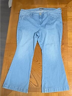 Torrid Premium Stretch Mid-Rise Flared Jeans Women’s Size 28R